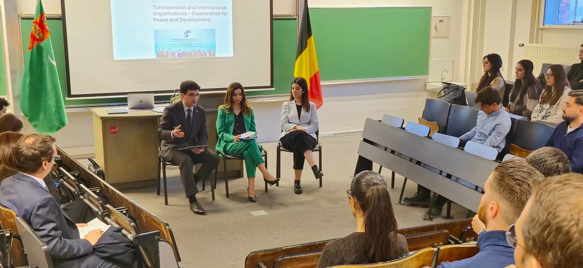Ambassador of Turkmenistan delivers lecture on neutrality at Free University of Brussels