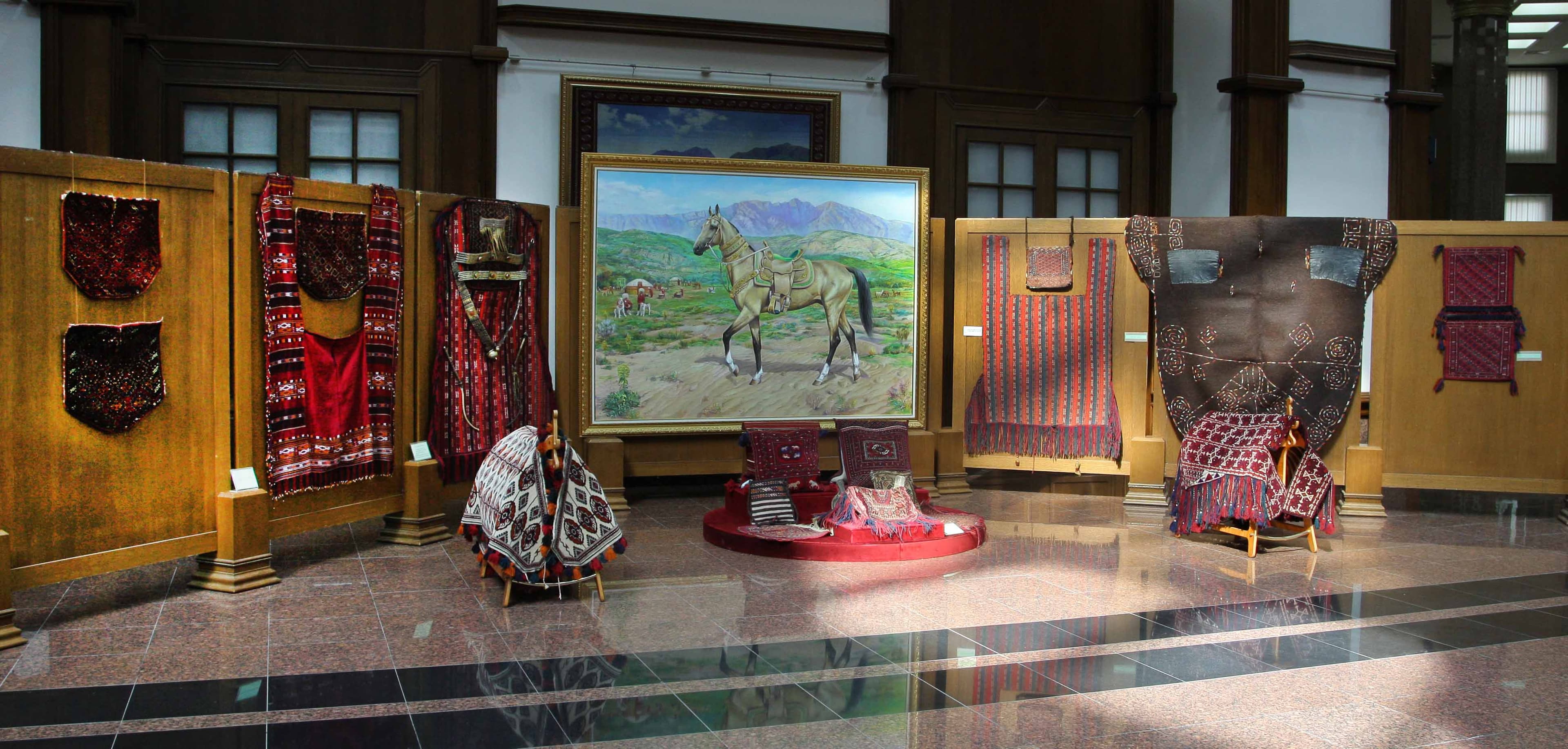 vystavka-v-chest-dnya-turkmenskogo-skakuna-otkrylas-v-gosudarstvennom-muzee-turkmenistana