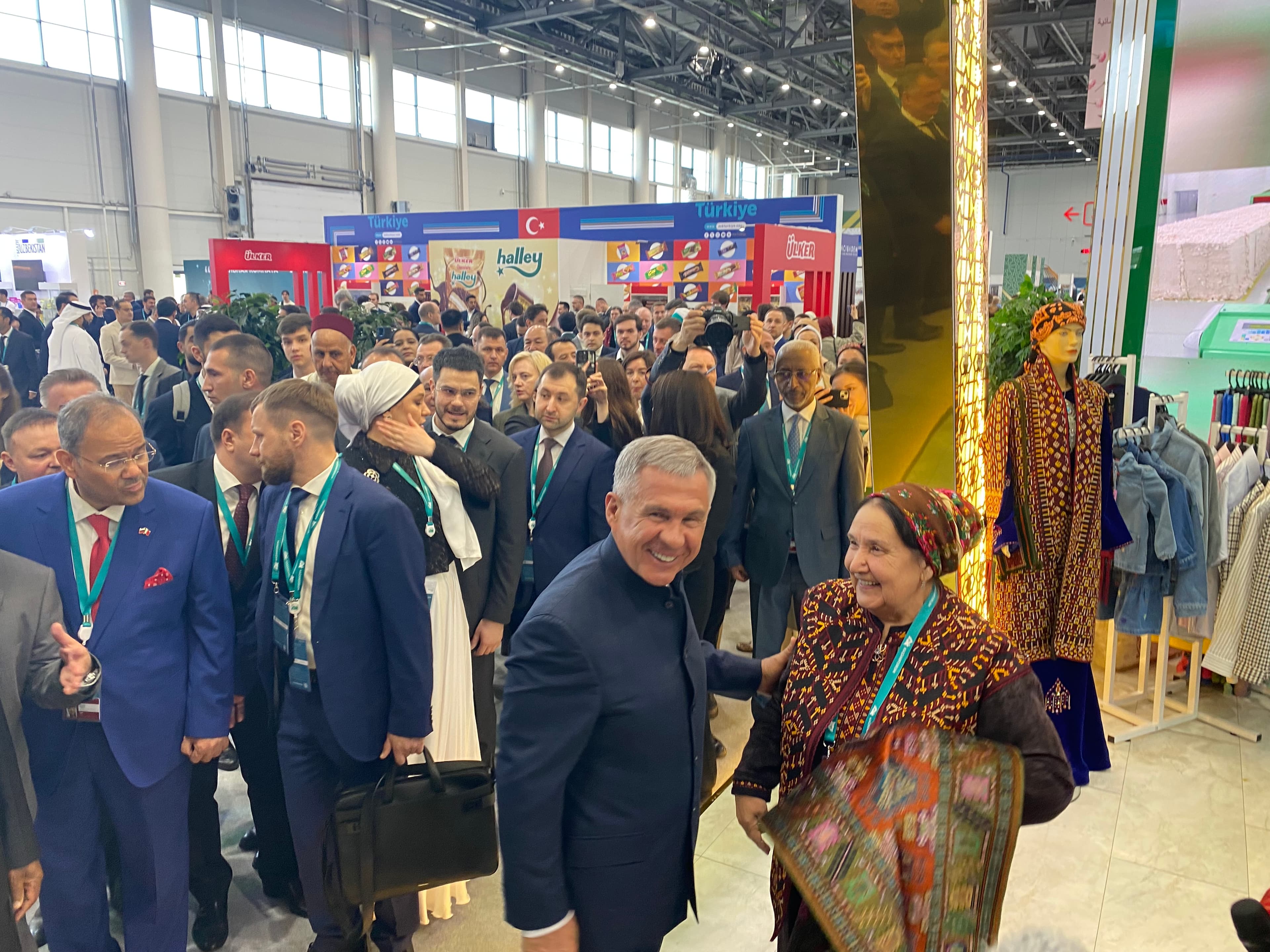 The Head of Tatarstan visited the stand of Turkmenistan at the exhibition in Kazan