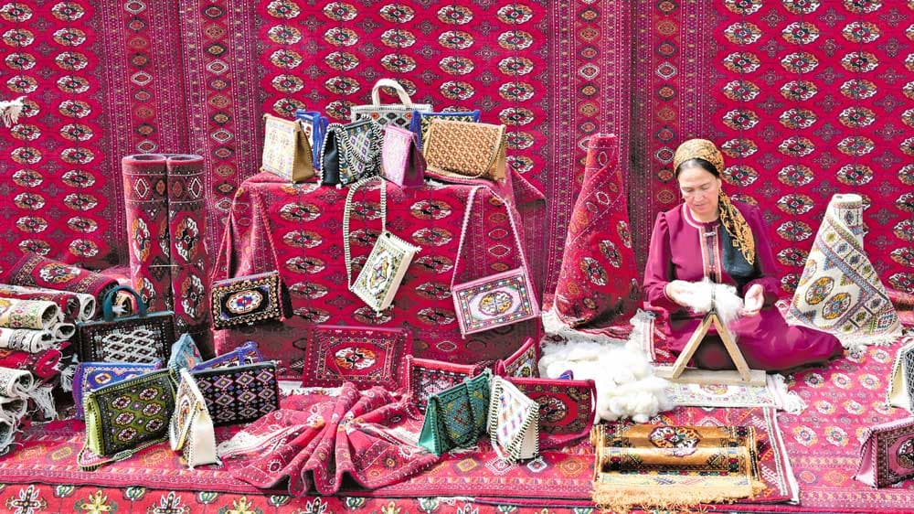 Turkmen carpet weavers conferred honorary title