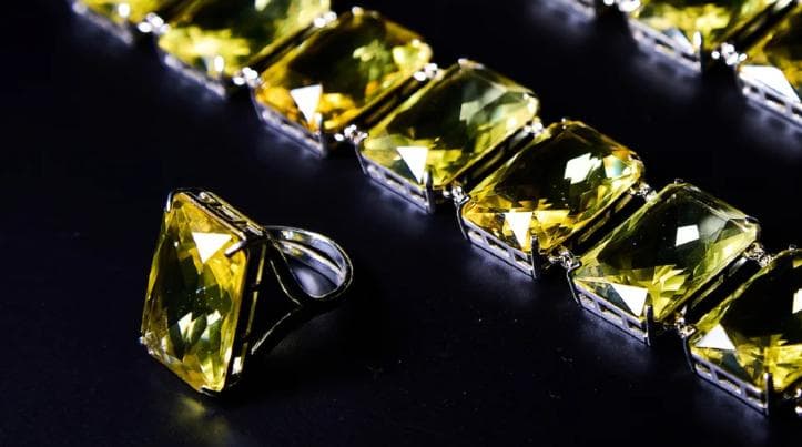 Прорыв в ювелирном искусстве: Янтарь с изумрудной огранкой представлен на AmberForum'25