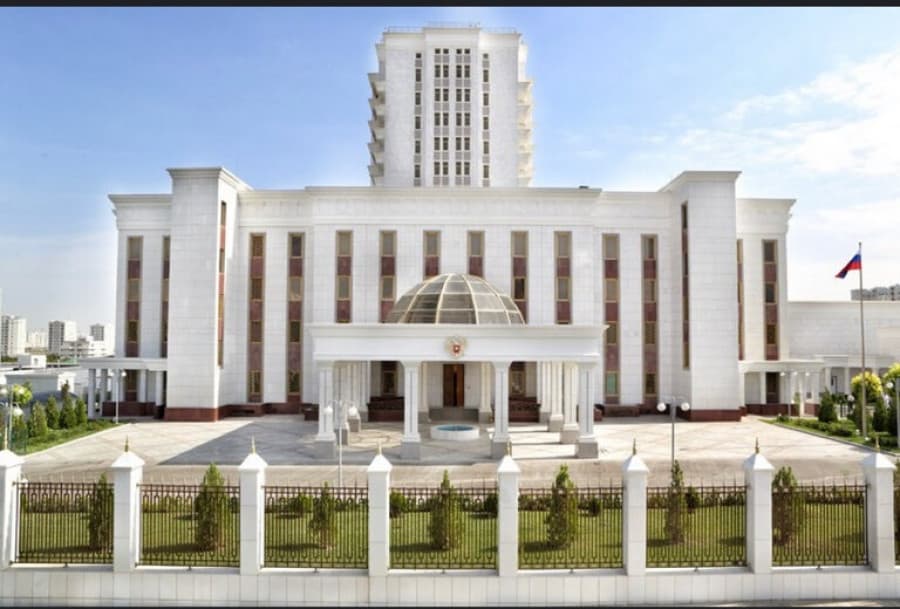 konsulskij-otdel-posolstva-rossii-v-ashhabade-vremenno-priostanovit-priyom-grazhdan