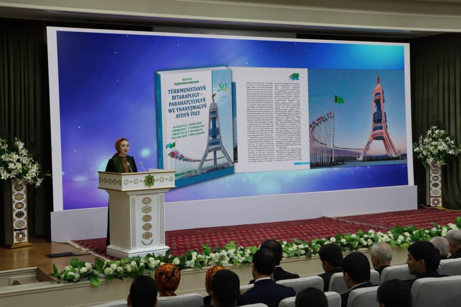 Новую книгу Президента Туркменистана о нейтралитете представили работникам транспорта и связи