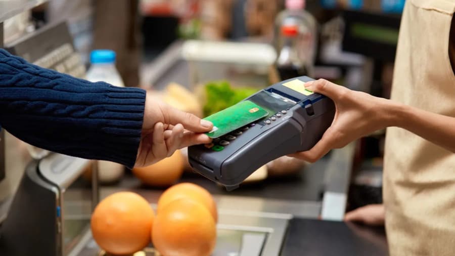 turkmenistancy-beznalichno-oplatili-bolee-202-mlrd-manatov-za-uslugi-i-tovary-v-2025-godu