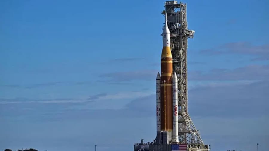 NASA установило ракету для полета к Луне на стартовой площадке