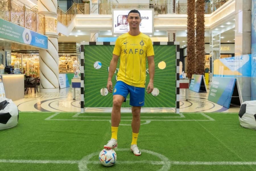 cristiano-ronaldo-photo-zone-was-installed-berkarar-shopping-and-entertainment-center