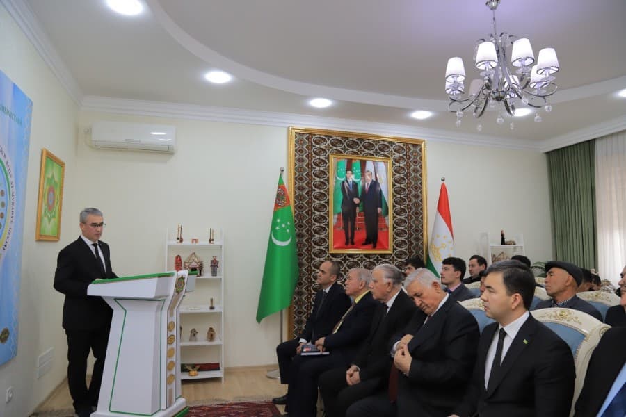 posolstvo-turkmenistana-v-tadzhikistane-prezentovalo-deviz-2026-goda