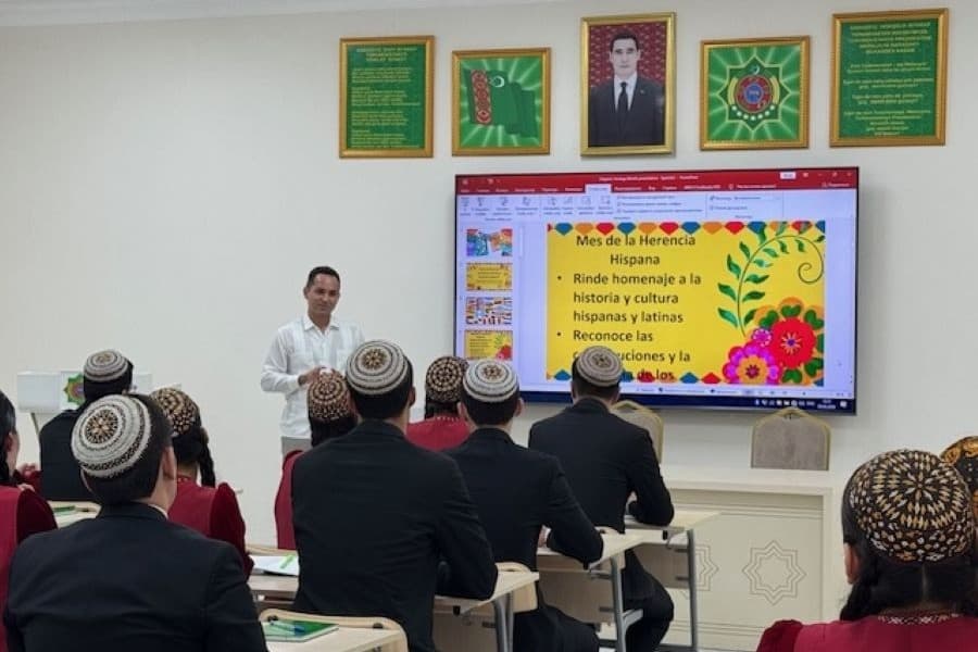 turkmenskie-studenty-obsudili-rol-ispanskogo-yazyka-v-mezhdunarodnoj-diplomatii