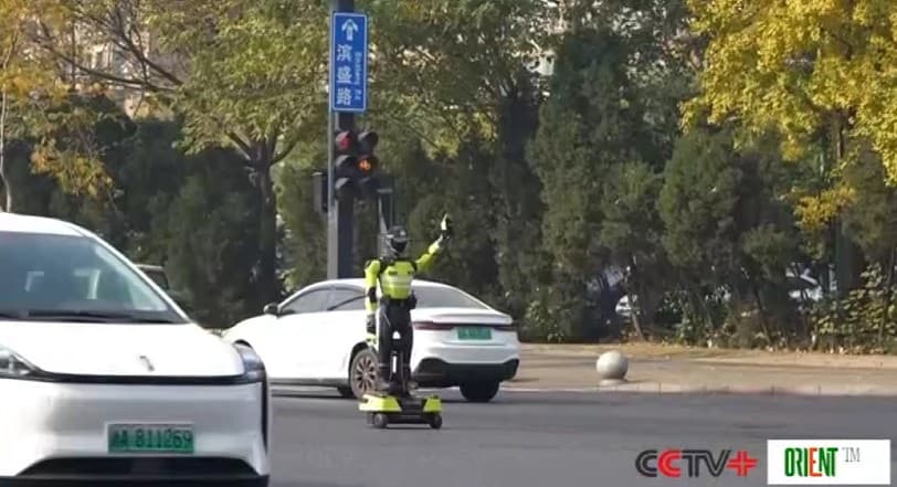 В Ханчжоу приступил к работе робот-регулировщик дорожного движения с ИИ
