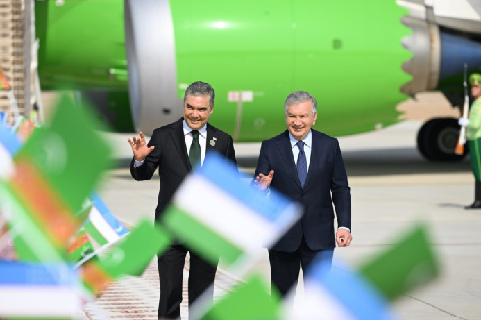  President of Uzbekistan Arrives in Turkmenistan