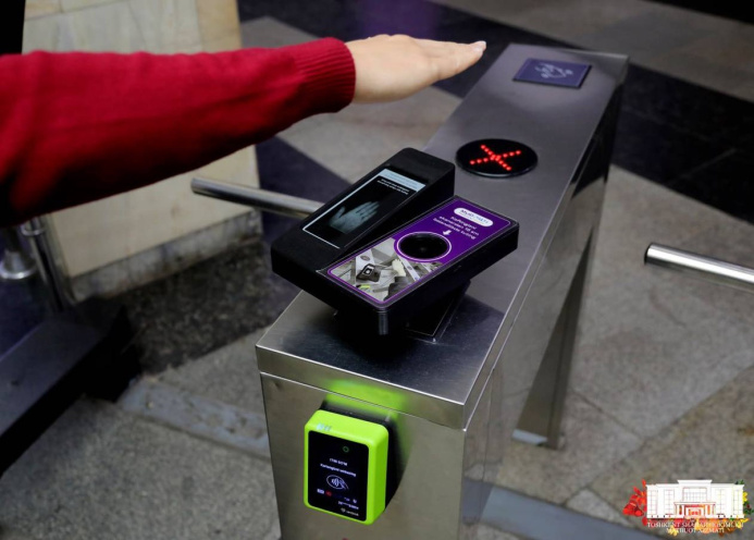  В метрополитене в Ташкенте тестируют оплату при помощи сканирования ладони