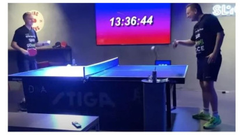 Şwedlar dünýä rekordyny goýmak üçin 13 sagatdan gowrak stoluň üstündäki tennisini oýnadylar