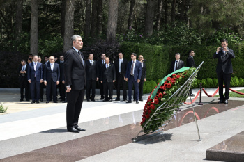 Председатель Халк Маслахаты почтил память Гейдара Алиева и посетил парк Победы в Баку