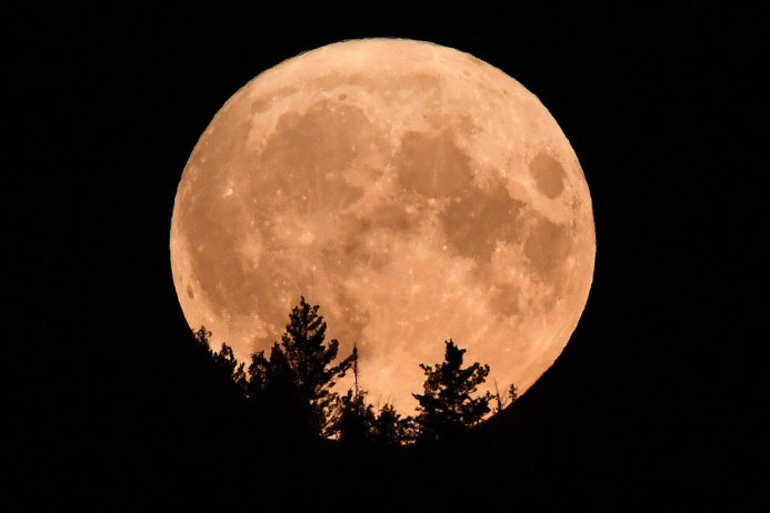  In October, the Moon Will Approach the Earth at Its Closest Distance