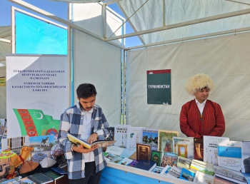 Astanadaky kitap festiwalynda türkmen pawiliony ünsi özüne çekdi