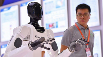 Hytaý işçi güýjüniň ýetmezçiligini rekord sany robotlar bilen öwezini dolýar