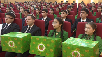 Türkmenistanyň Bilim ministrliginde halkara ders bäsleşiklerinde ýeňiji bolan okuwçylar sylaglandy