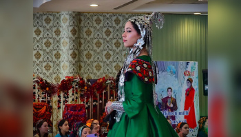 Aşgabadyň moda münberinde Gündogar sungatynyň täsin beýany: Parižden gelen moda hünärmenini haýran galdyran zat