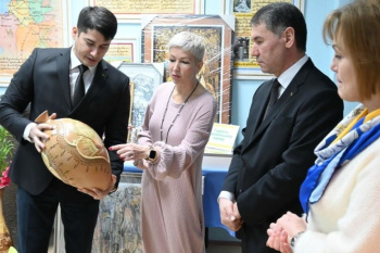 Kiýew şäherindäki Magtymgulynyň adyny göterýän kitaphana kitaplar we muzeý gymmatlyklary gowşuryldy