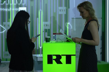 RT teleýaýlymy türkmen halylary barada dokumental film düşürdi