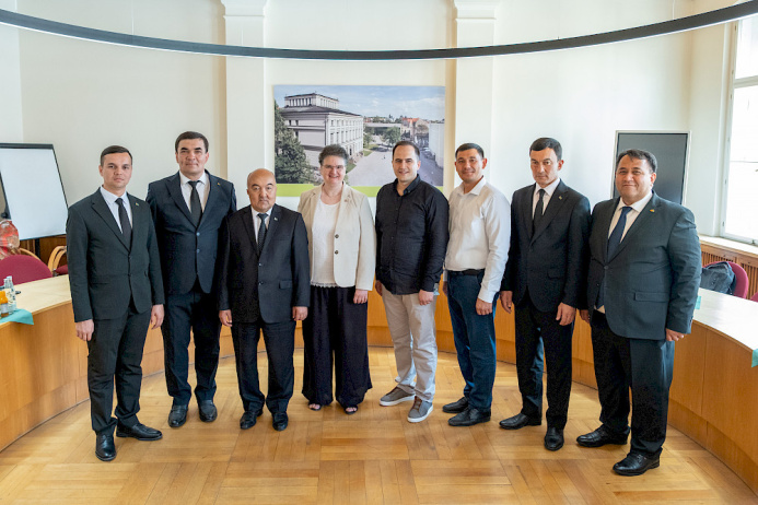  Cooperation for Green Energy: Turkmen Delegation Visits German University