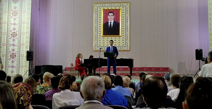  Türkmen milli konserwatoriýasy 9-njy maýa bagyşlap konsert geçirdi we weteranlary dabaraly gutlady