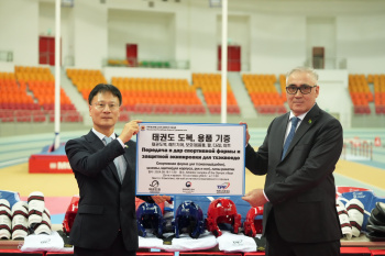 Koreýa Respublikasynyñ Türkmenistandaky Ilçihanasy Milli thekwondo merkezine ýörite egin-eşikleri gowşurdy
