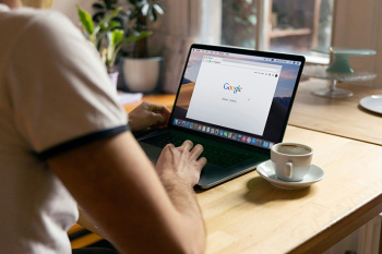 2025-nji ýylda Google gözleg ulgamy EA-kömekçesine meňzeş bolar