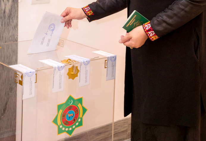  На парламентских выборах в Туркменистане до 15 часов проголосовало 74,4 % избирателей