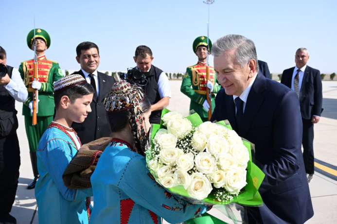  Özbegistanyň Prezidenti Şawkat Mirziýoýew Türkmenistana iş sapary bilen geldi