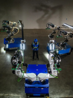 Mech roboty: Dexterity-dan we Kawasaki-den logistika pudagynda öwrülişik