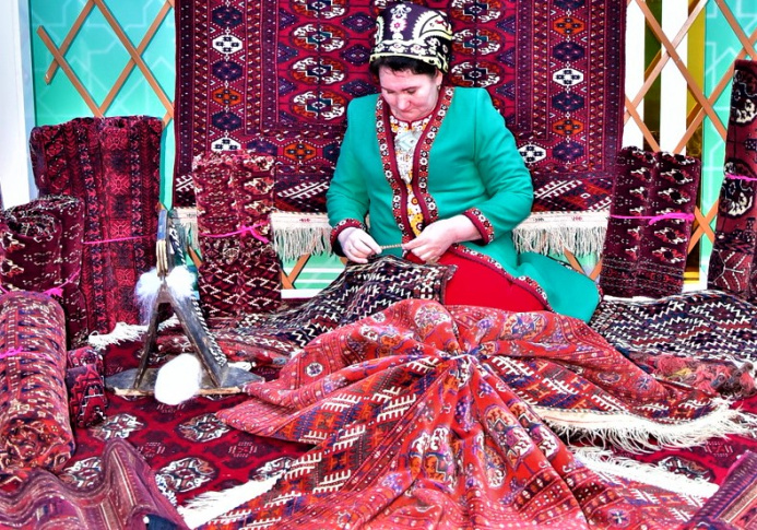  President Serdar Berdimuhamedov conferred honorary titles on carpet industry workers
