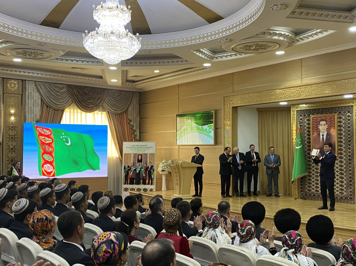  New citizens of Turkmenistan receive passports