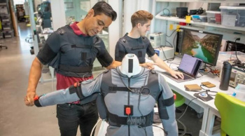 Robotlaşdyrylan kurtka adamlara elleriniň doly dolandyryjylygyny gaýtaryp berýär