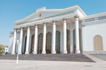 Daşary ýurtlaryň teatrlary Aşgabat we Arkadag şäherlerinde özleriniň çykyşlaryny gurar