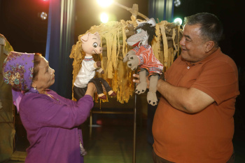 Türkmen gurjak teatry çagalara sowgat edip «Aladdin» ertekisini sahnalaşdyrar