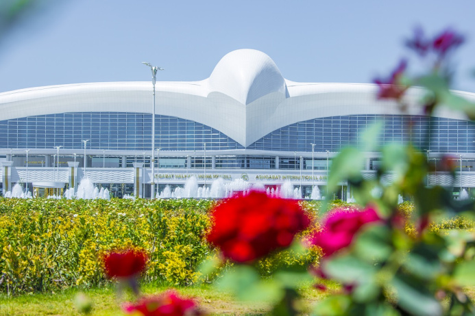  Aşgabat ulag we üstaşyr geçelgeleri boýunça halkara forumyň wekillerini garşy alýar