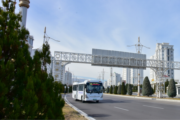  В новогоднюю ночь автобусы будут курсировать до часу ночи, такси — круглосуточно
