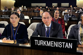 Türkmen wekiliýeti Parižde medeni dürlüligi maslahatlaşýar