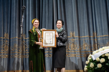 The Turkmen actress received the prize for the best female role at the theater festival in Baku