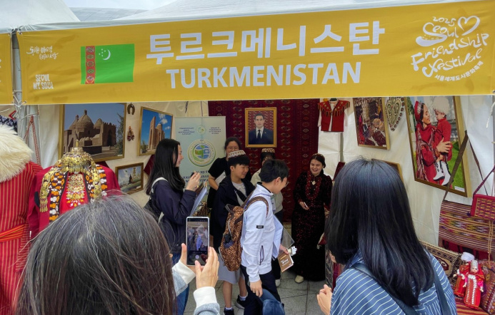  Türkmen medeniýetiniň dünýäsi Seuldaky Dostluk festiwalynyň myhmanlaryny haýran galdyrdy