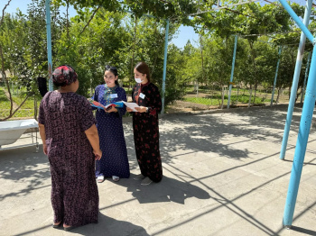 Future social workers conduct field study on family needs assessment