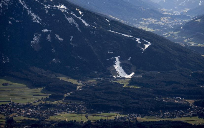  Due to abnormally high temperatures, snow at the main ski resort of the world has melted