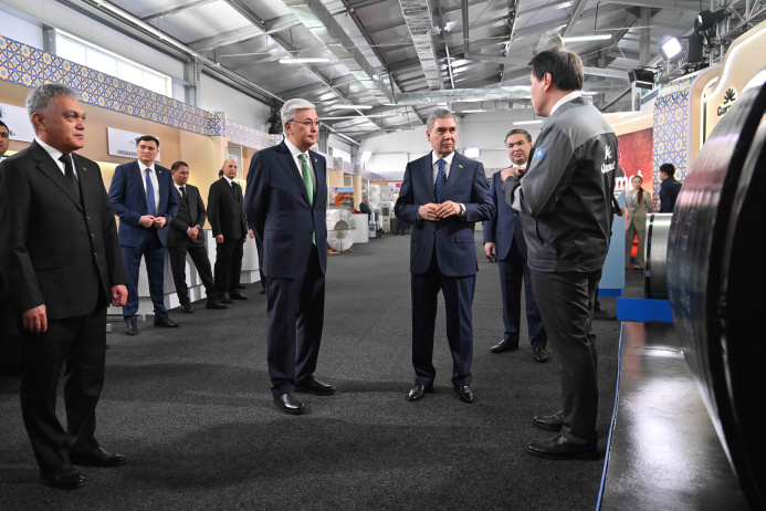  Gurbanguly Berdimuhamedow we Kasym-Žomart Tokaýew Türküstanyň senagat parkyna baryp gördüler