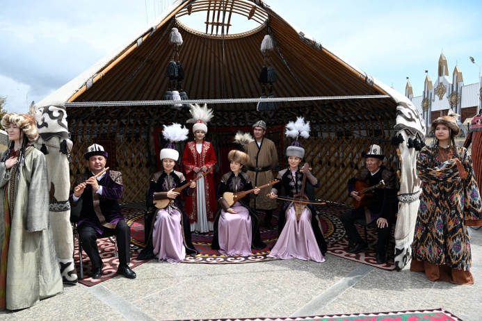  Gurbanguly Berdimuhamedov and Sadyr Japarov visited the ethno-complex in Issyk-Kul