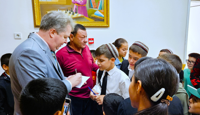  Legendary English grandmaster Nigel Short wins the chess tournament in Ashgabat