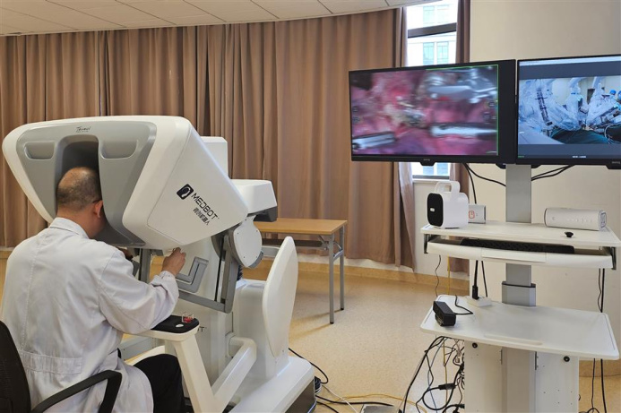  Chinese Doctor Removes Patient's Lung Tumor Using Robot 5,000km Away