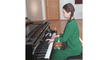 Ýaş türkmen fortepianoçysy halkara sazçylyk bäsleşiginiň ýene-de ýeňiji boldy
