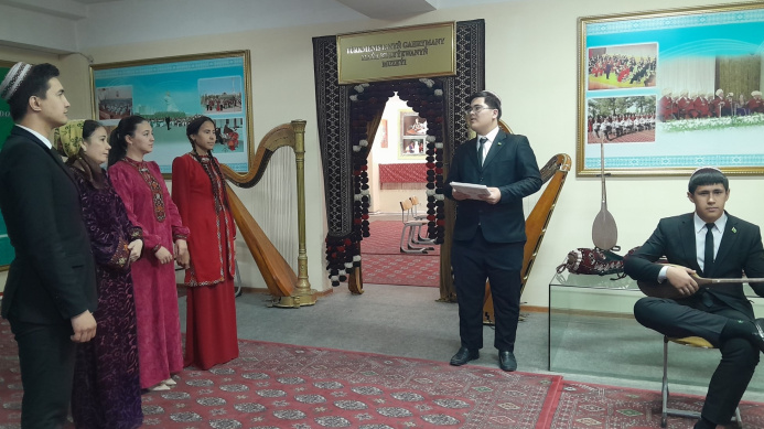  Türkmen halk sazlary - geljekki sazşynaslar üçin ylham çeshmesidir