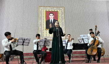 Günleriň birinde konserwatoriýada, ýazda ...